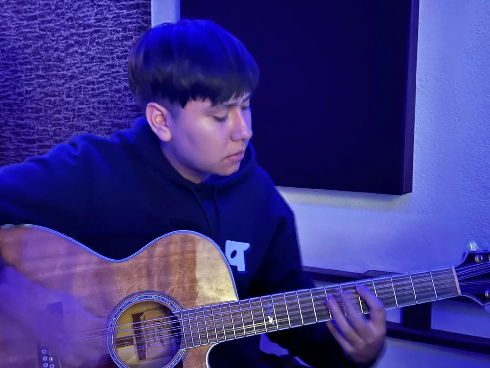 Chilo grabando guitarra en cabina